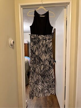 Black & White Petite Leaf-Print Maxi Dress